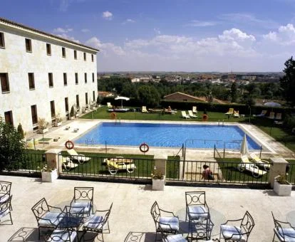 Acogedor parador con zonas exteriores y piscina al aire libre.