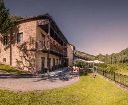 Edificio de este hotel rural en plena naturaleza.