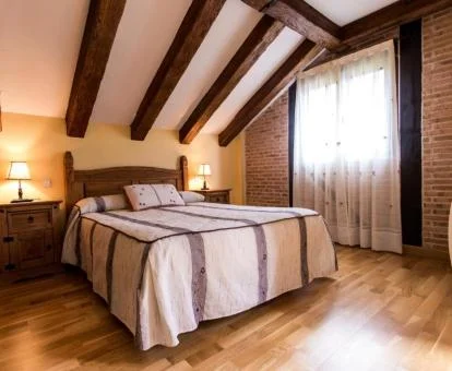 Una de las cómodas habitaciones dobles de este hotel boutique rústico.