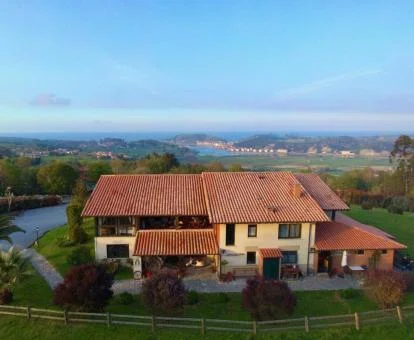 Hotel con encanto rodeado de un bello entorno natural.