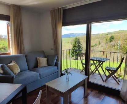 Interior de uno de los preciosos apartamentos con terraza privada y maravillosas vistas a la naturaleza de este complejo.