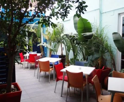 Terraza acogedora con mobiliario de este hotel con encanto.