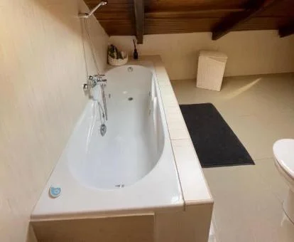 Bañera de hidromasaje privada del apartamento con terraza.