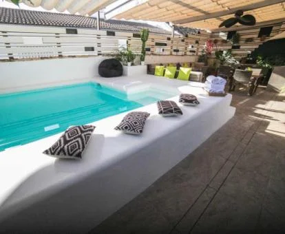 Agradable terraza amueblada con piscina de este coqueto hotel boutique.