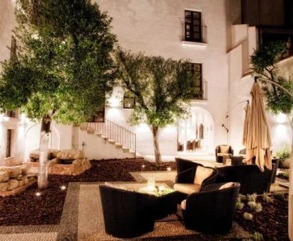 Acogedor patio con mobiliario de este coqueto hotel boutique.