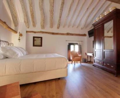 Una de las amplias habitaciones de estilo tradicional del hotel.