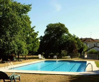 Piscina exterior rodeada de vegetación de este hotel romántico.