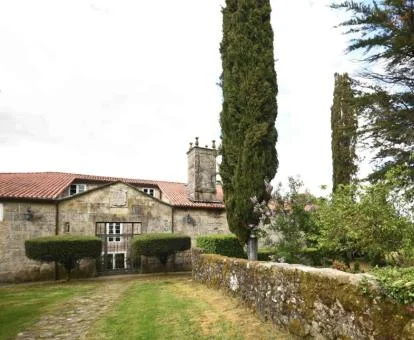 Precioso hotel romántico rodeado de jardines y zonas verdes.