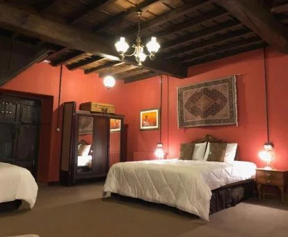 Una de las habitaciones de estilo tradicional del hotel.