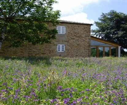 Preciosa casa de campo situada en una reserva de la biosfera y que alberga un bello hotel rural.