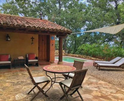 Preciosa casa de un dormitorio con piscina privada y zona exterior amueblada.