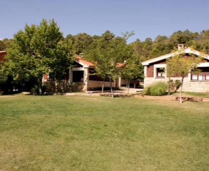 Establecimiento de casas independientes rodeado de naturaleza.