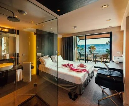 Una de las preciosas habitaciones con vistas al mar y terraza privada.