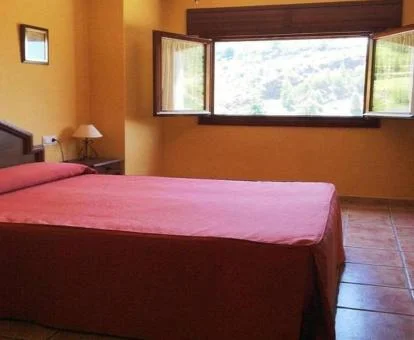 Una de las acogedoras habitaciones con vistas al campo de este hotel boutique.