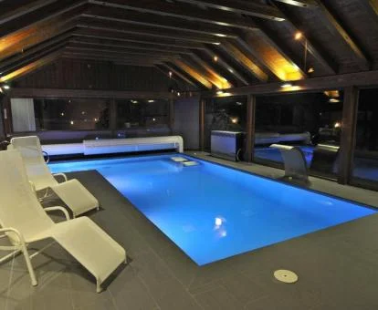 Elegante piscina cubierta con chorros del spa del hotel.