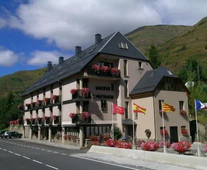 Edificio de este hotel rural de montaña ideal para disfrutar de la naturaleza.