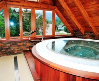 Jacuzzi de la zona de bienestar de este coqueto hotel de montaña.