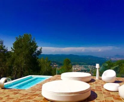 Preciosa terraza con maravillosas vistas y piscina con cuello de cisne del hotel.
