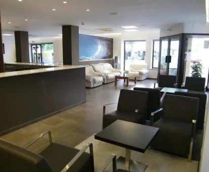 Zona de estar compartida de este elegante hotel solo para adultos.