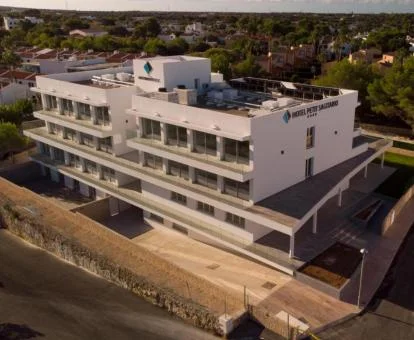 Foto aérea de este hotel solo para adultos con terraza y piscina exterior.