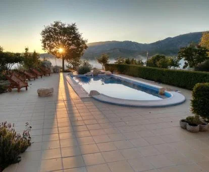 Zona exterior con piscina y preciosas vistas de este hotel rural.