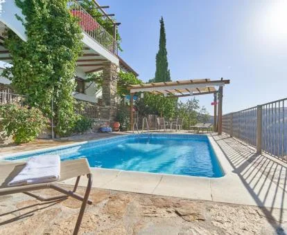 Zona exterior con piscina y vistas a la naturaleza de este alojamiento rural.