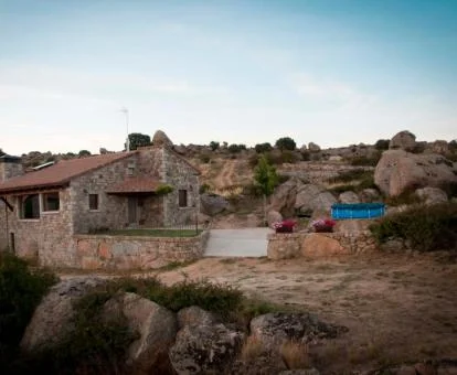 Acogedora casa independiente de piedra con piscina privada.