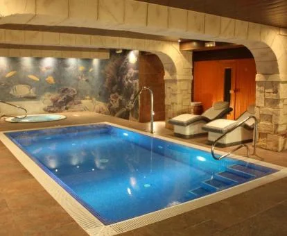 Piscina cubierta con zona de relajación del spa.
