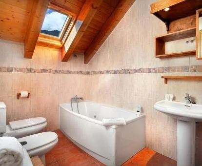 Baño con bañera de hidromasaje privada en el baño del apartamento ático de este establecimiento.