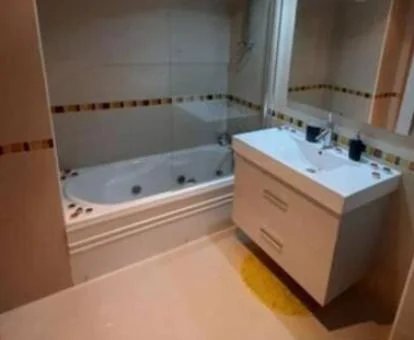 Baño con bañera de hidromasaje privada de este apartamento independiente.