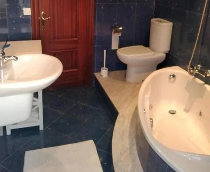 Baño con jacuzzi privado de este apartamento independiente.