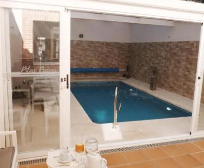 Piscina cubierta con chorros de hidroterapia de esta casa particular.