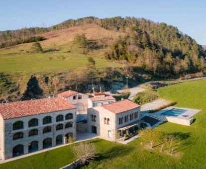 Edificio rústico de este hotel rural en medio de la naturaleza.