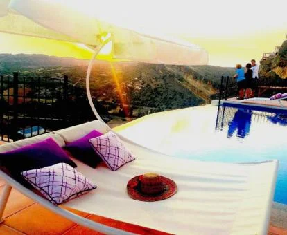 Preciosa terraza solarium con piscina y fabulosas vistas a la naturaleza de este alojamiento.