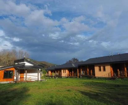 Complejo rural con bungalows y amplias zonas exteriores en medio de la naturaleza.