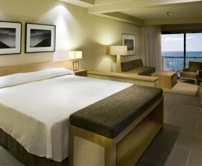 Una de las amplias habitaciones dobles con vistas al mar del hotel.