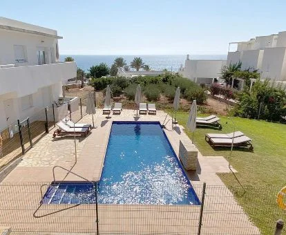 Edificio de este hotel rural con amplios jardines cerca del mar.
