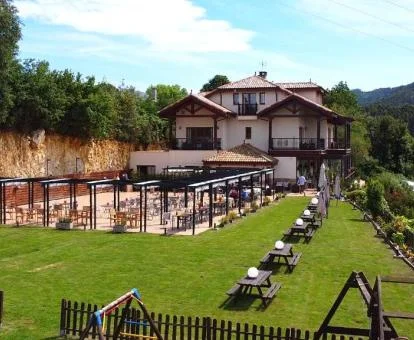 Hermoso edificio con amplias zonas exteriores y mobiliario de este coqueto hotel boutique.