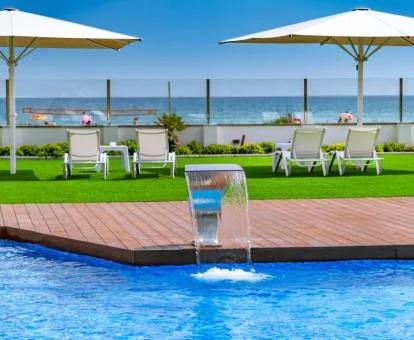 Piscina con vistas al mar de este hotel con encanto.