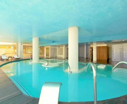Piscina cubierta con elementos de hidroterapia del spa del hotel.