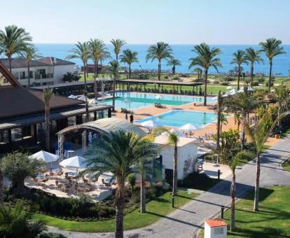 Vista aérea de este hotel romántico con amplias zonas exteriores y vistas al mar.