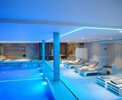 Piscina cubierta con zona de relajación del spa.