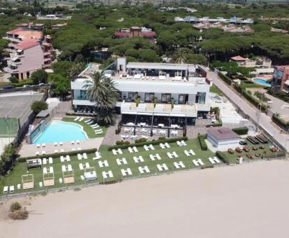 Vista aérea de este hotel con encanto a pie de playa.