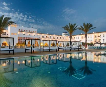 Gran piscina rodeada de camas balinesas de este hotel con encanto.