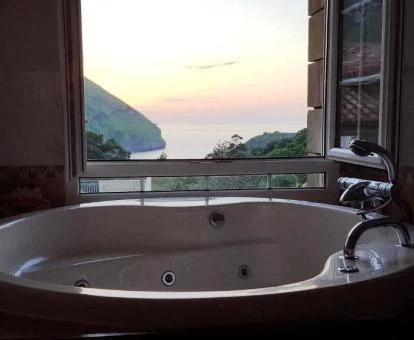 Amplio jacuzzi privado con vistas al mar del apartamento superior.