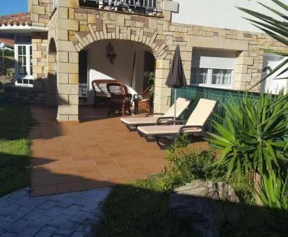 Zona exterior con terraza, jardín y solarium de este hotel con encanto.