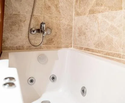 Bañera de hidromasaje privada de uno de los apartamentos de dos dormitorios.