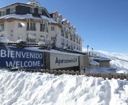 Edificio de este hermoso hotel rural en un bello paisaje nevado.