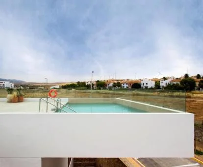 Preciosa piscina suspendida en el aire de este hotel con encanto.