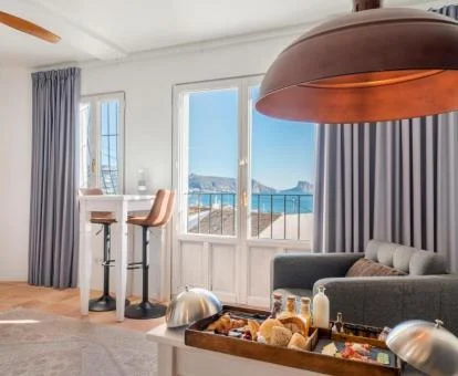 Interior de uno de los preciosos apartamentos con vistas al mar del alojamiento.